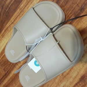 NWT wild fable slipper size 8